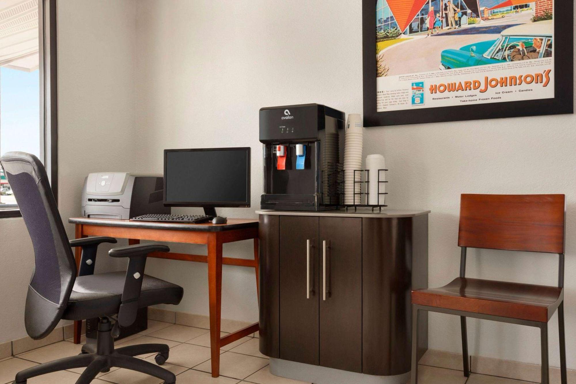 Howard Johnson By Wyndham Harrisonburg Esterno foto