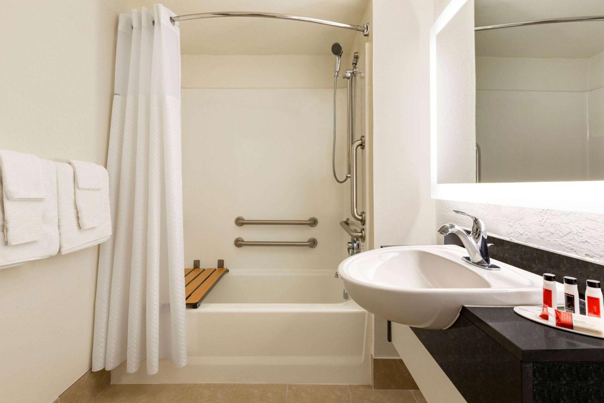 Howard Johnson By Wyndham Harrisonburg Esterno foto
