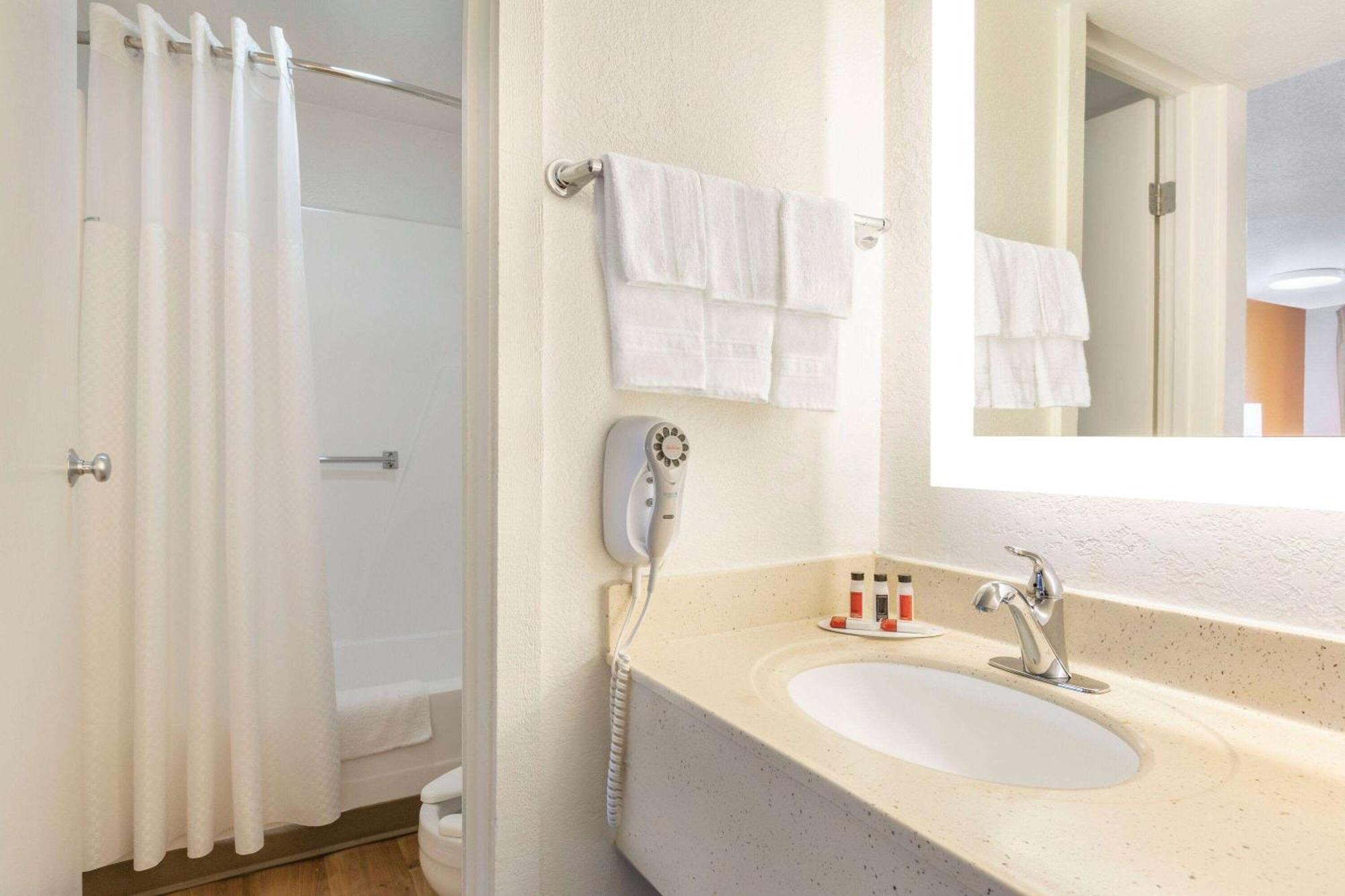 Howard Johnson By Wyndham Harrisonburg Esterno foto