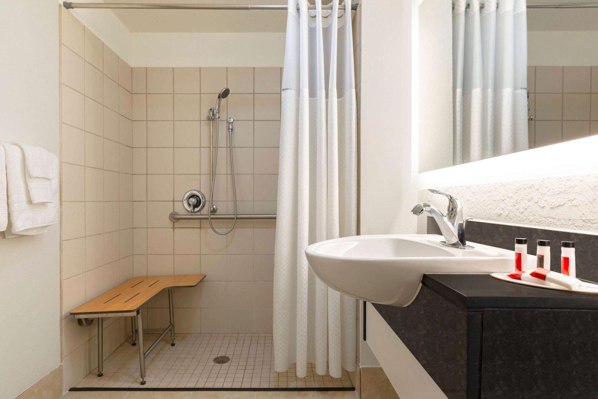 Howard Johnson By Wyndham Harrisonburg Esterno foto