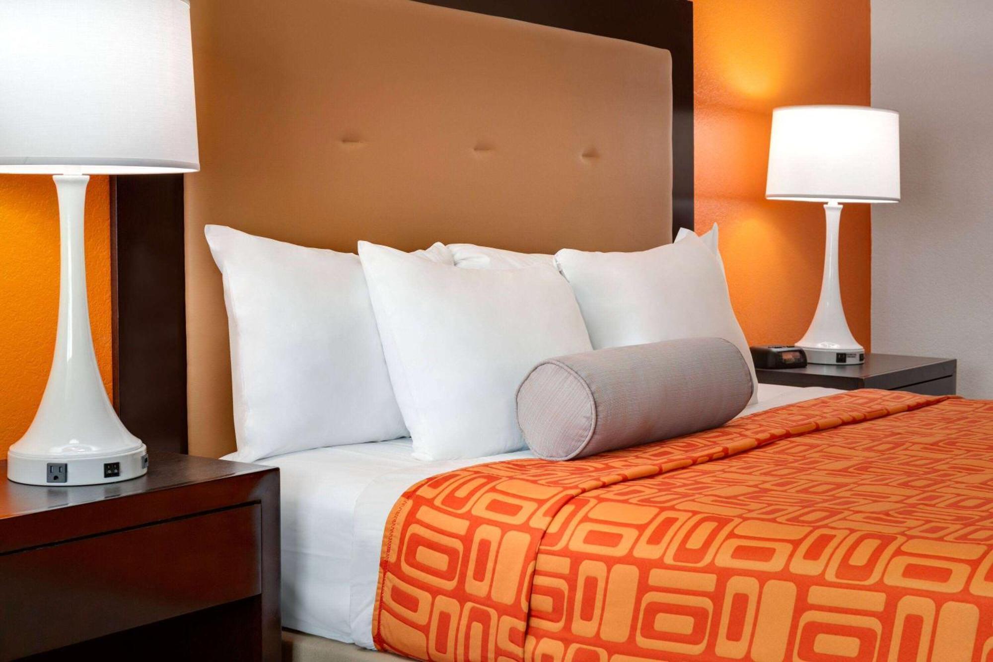 Howard Johnson By Wyndham Harrisonburg Esterno foto