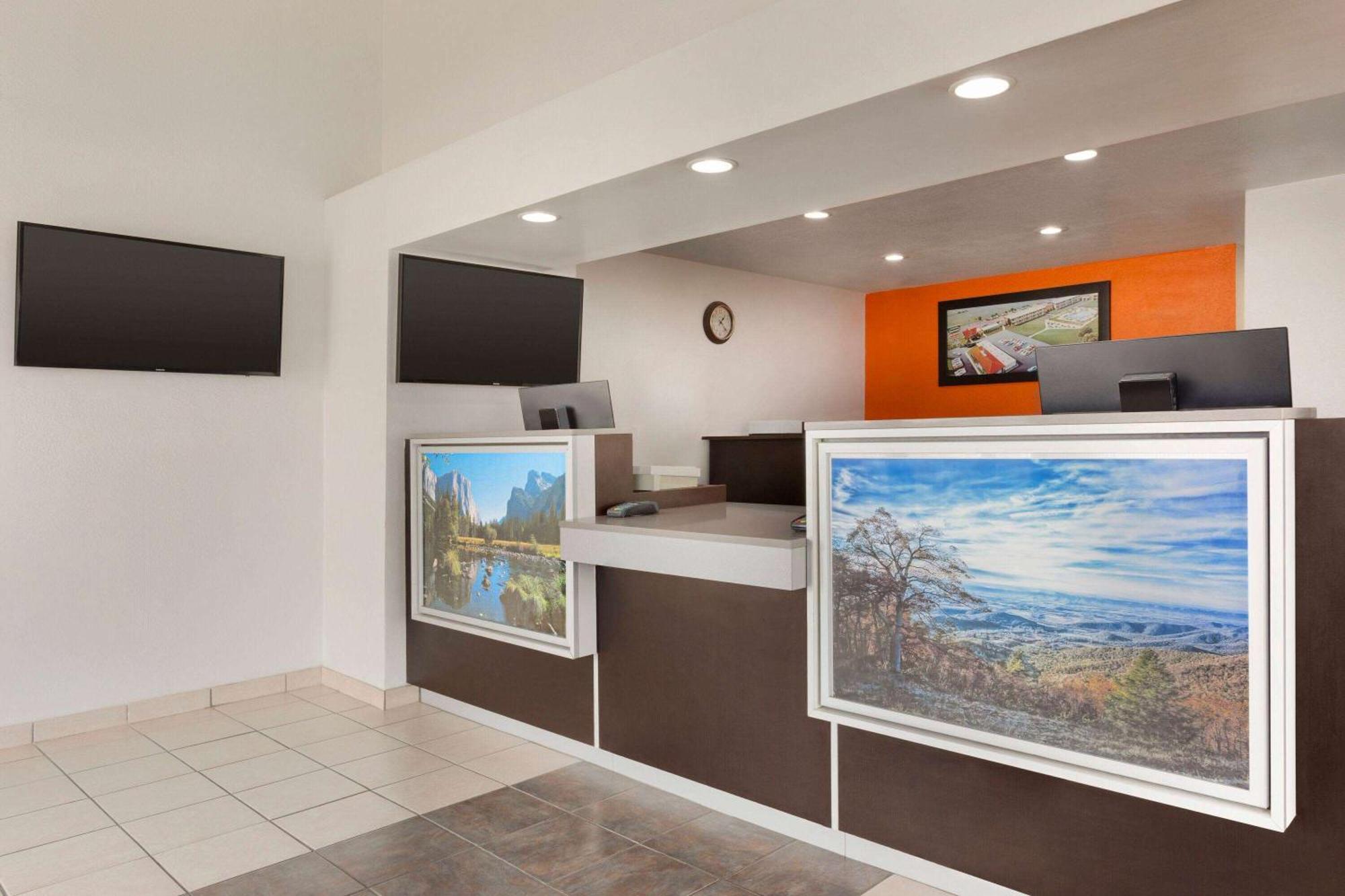 Howard Johnson By Wyndham Harrisonburg Esterno foto