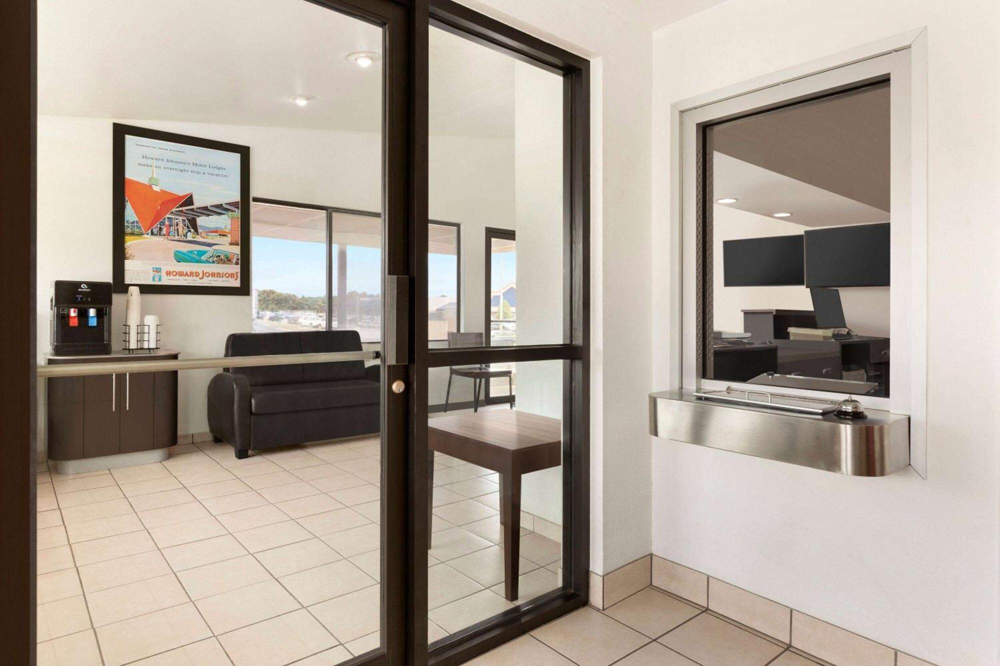 Howard Johnson By Wyndham Harrisonburg Esterno foto