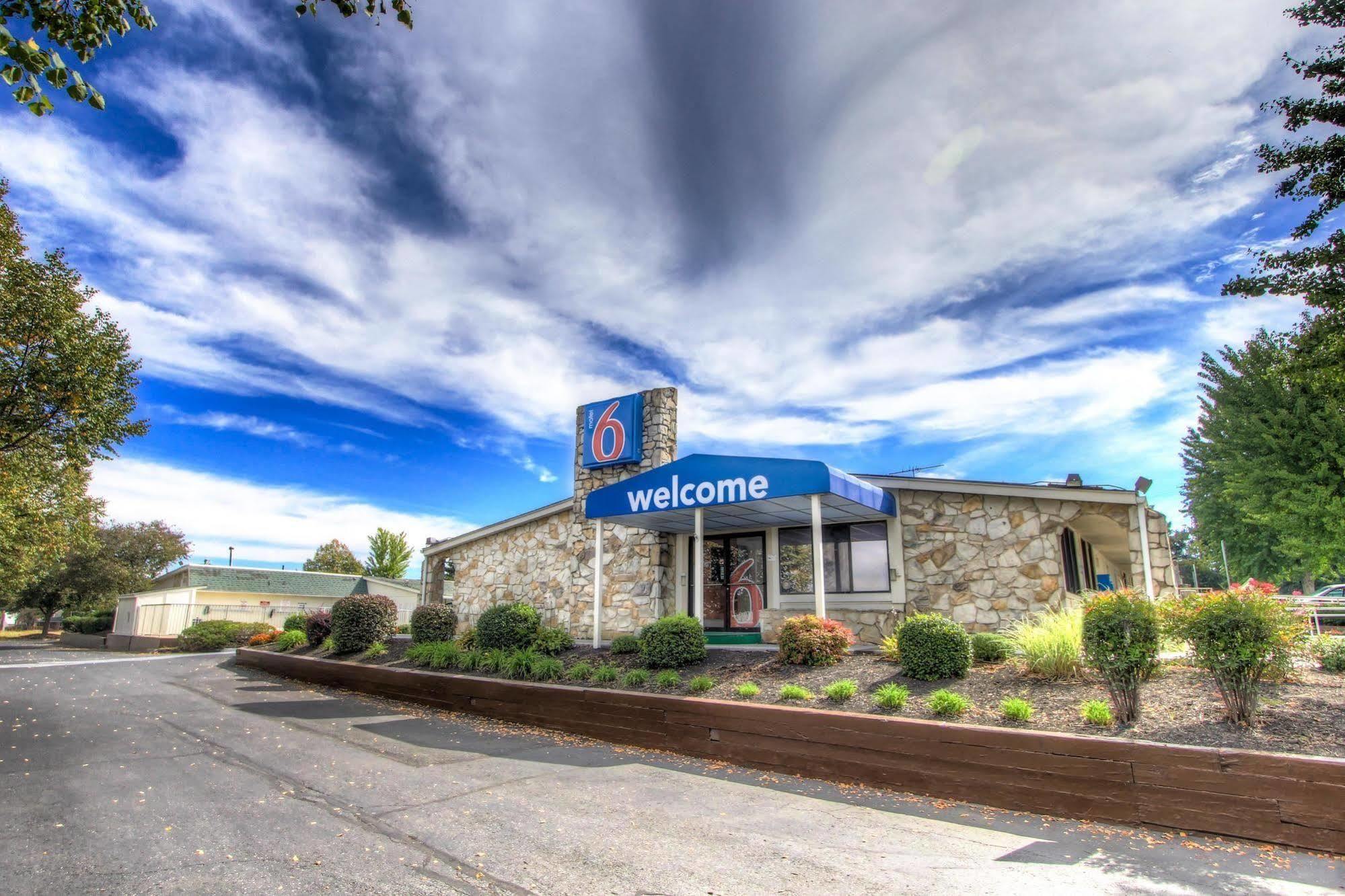 Howard Johnson By Wyndham Harrisonburg Esterno foto