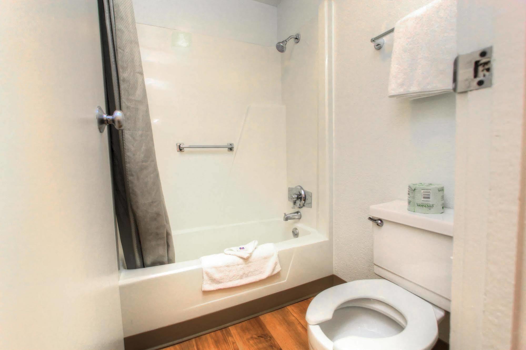 Howard Johnson By Wyndham Harrisonburg Esterno foto