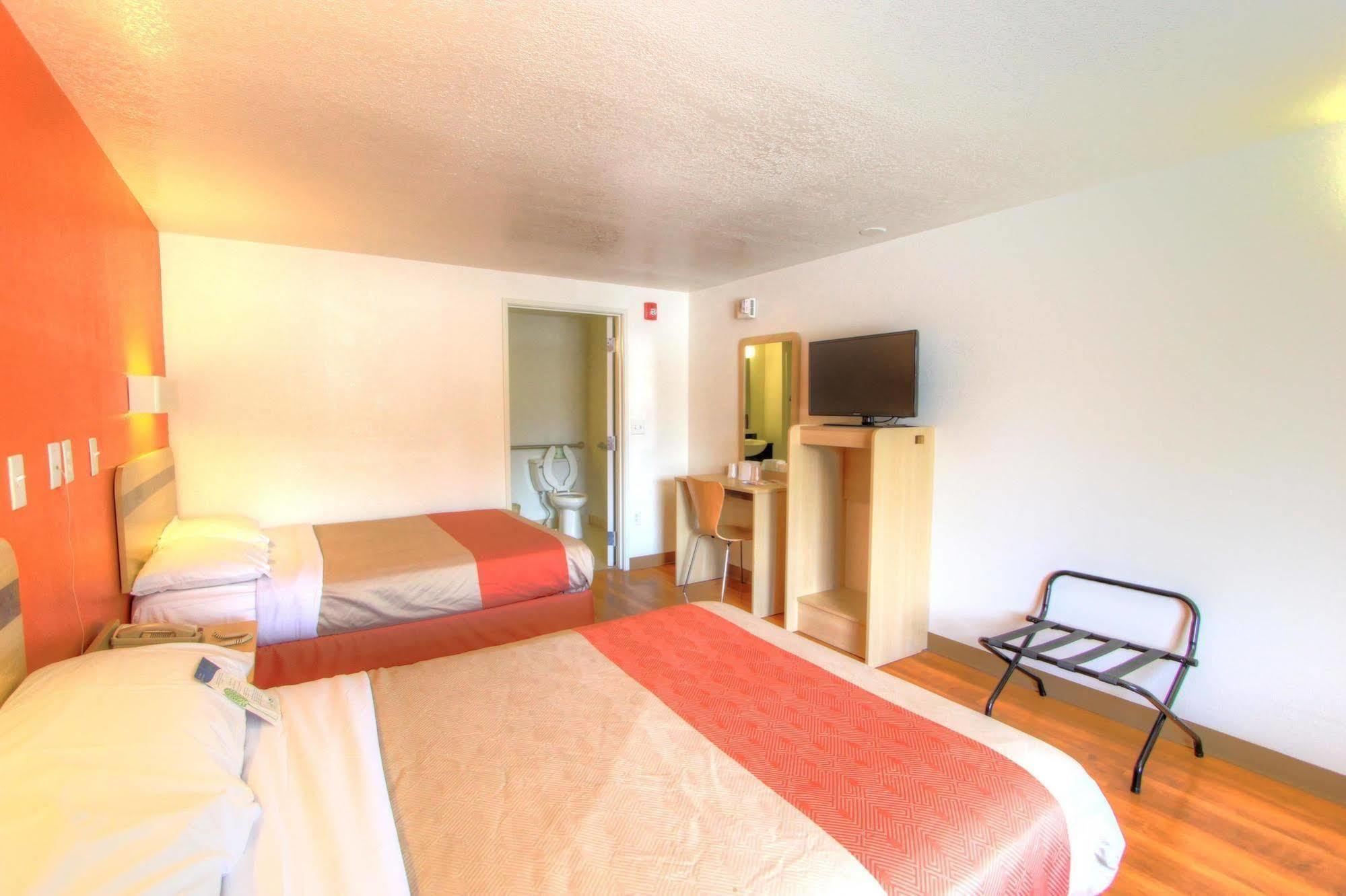 Howard Johnson By Wyndham Harrisonburg Esterno foto