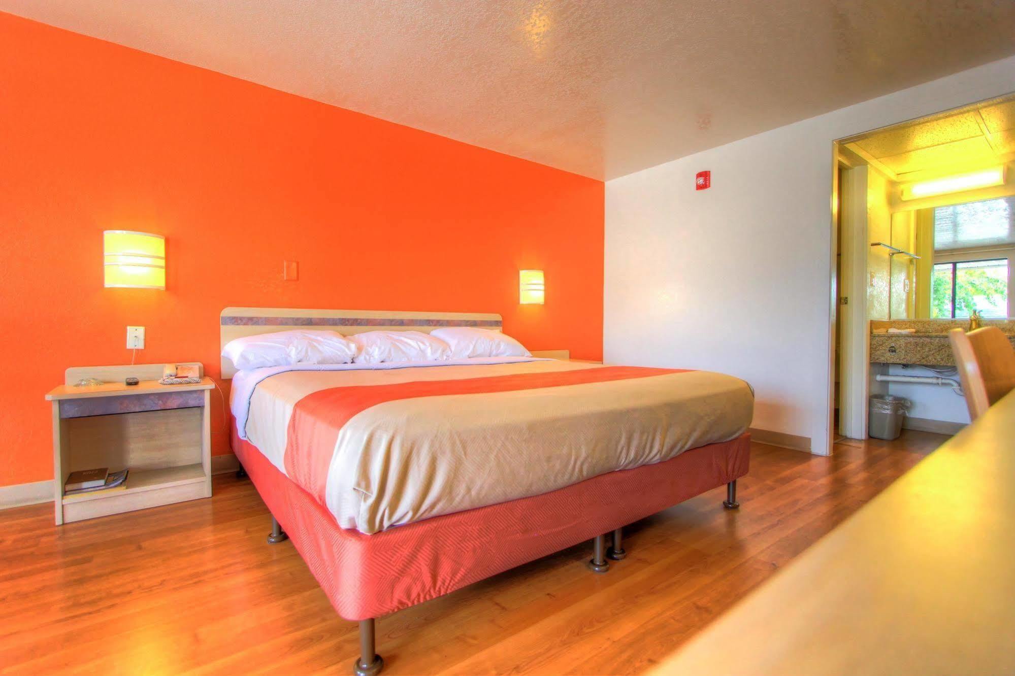Howard Johnson By Wyndham Harrisonburg Esterno foto