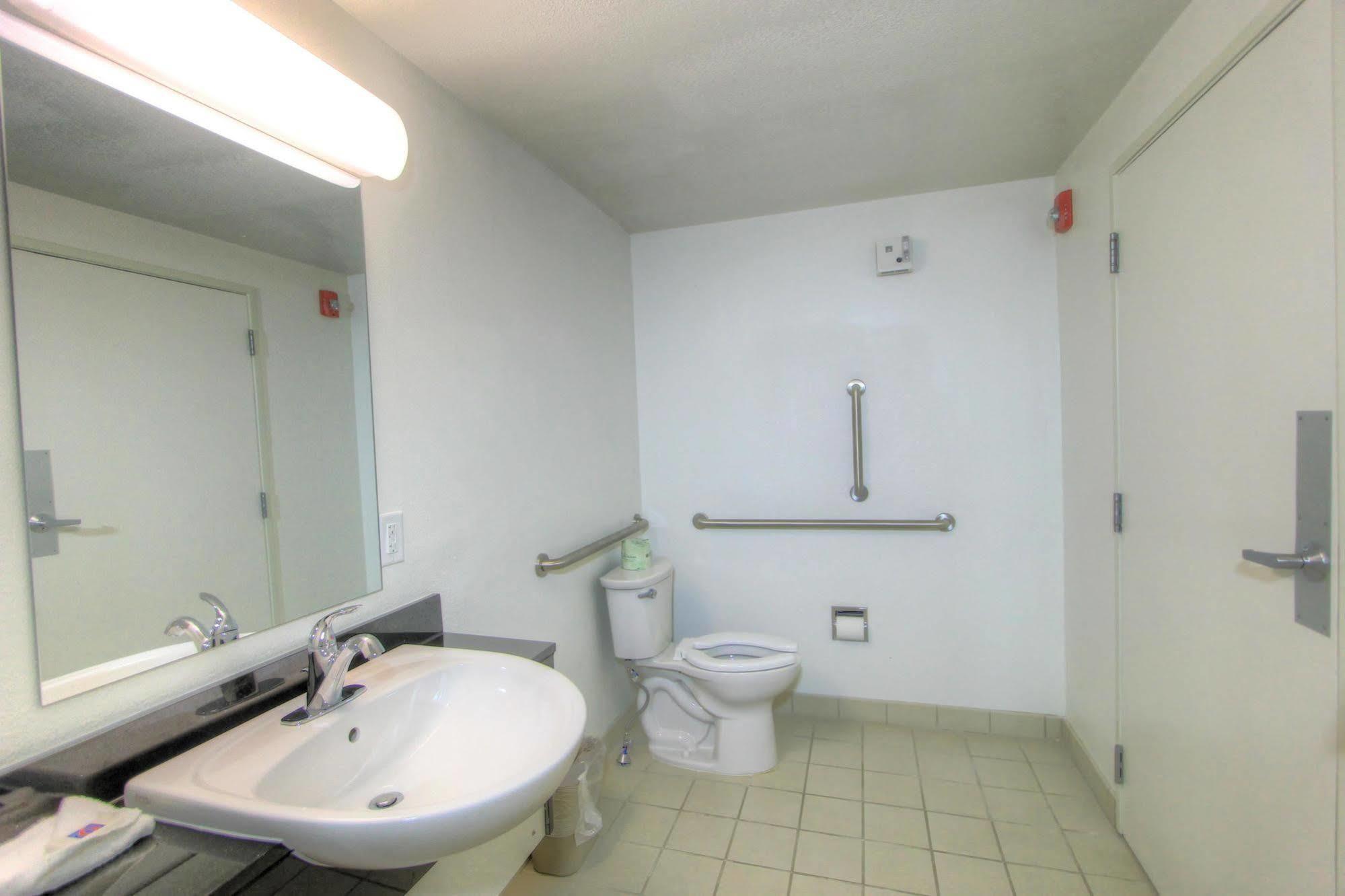 Howard Johnson By Wyndham Harrisonburg Esterno foto